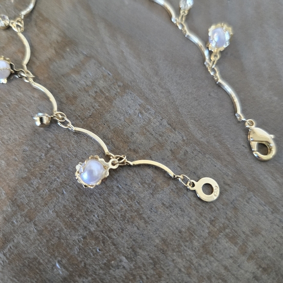 Elegant New Gold Tone Bracelet with Faux Pearl And Rhinestone Accents - Picture 4 of 6